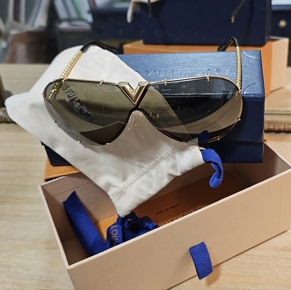 Louis Vuitton Volt Sunglasses - Picture 2 of 3